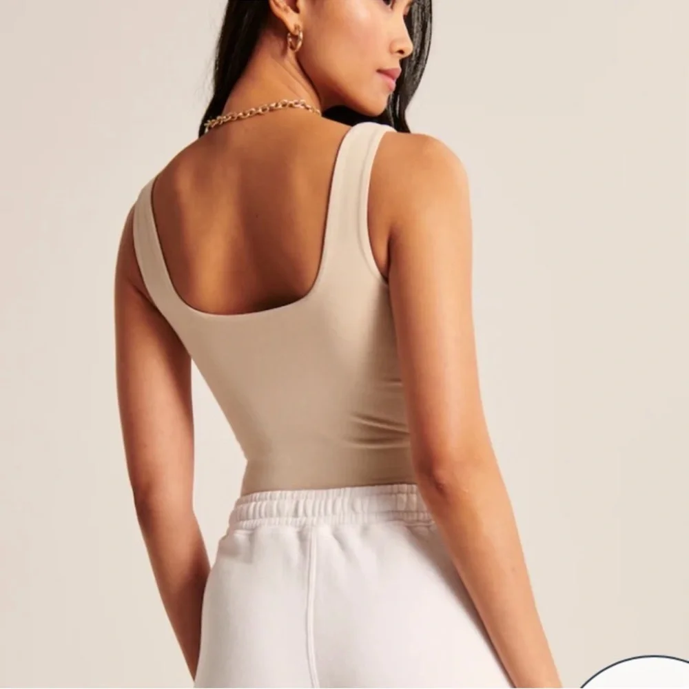 Banana Republic Factory Beige Scoop Neck Seamless Bodysuit - Picture 5 of 7